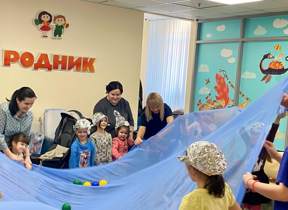 Художественный мастер-класс «Космос на ладошках» в ДЦА «Родник» — фото 2
