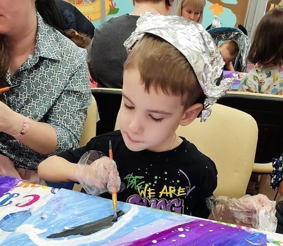Художественный мастер-класс «Космос на ладошках» в ДЦА «Родник» — фото 3