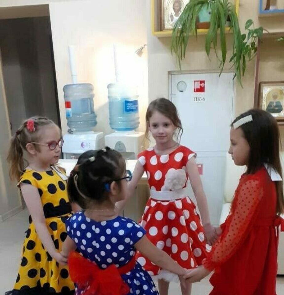 Теплые и нарядные подарки для воспитанников Социального центра «Надежда» при Троицком храме г. Коломна — фото 2