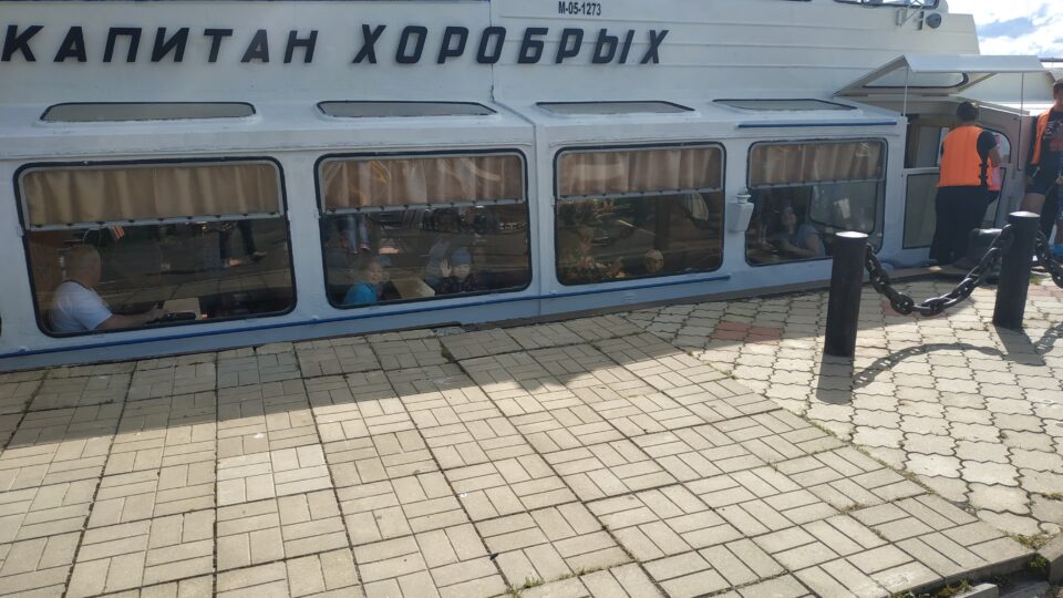 Прогулка на теплоходе для детей-сирот и детей, оставшихся без попечения родителей "Осташковского детского дома" — фото 5