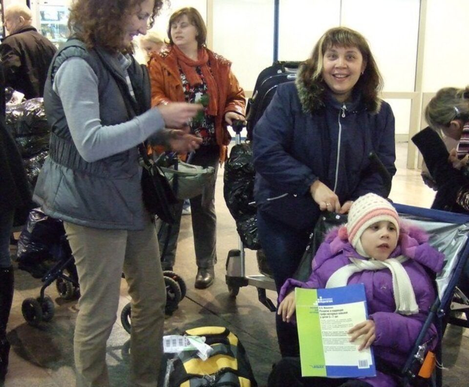 Возвращение в Москву группы детей с ограниченными возможностями из Института им. А. Петё в Будапеште — фото 1